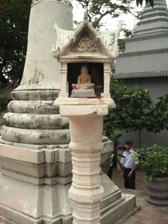 04smIMG_7840 spirit house 1