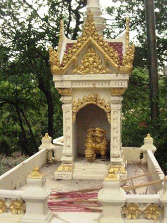 05smIMG_7841 spirit house 2